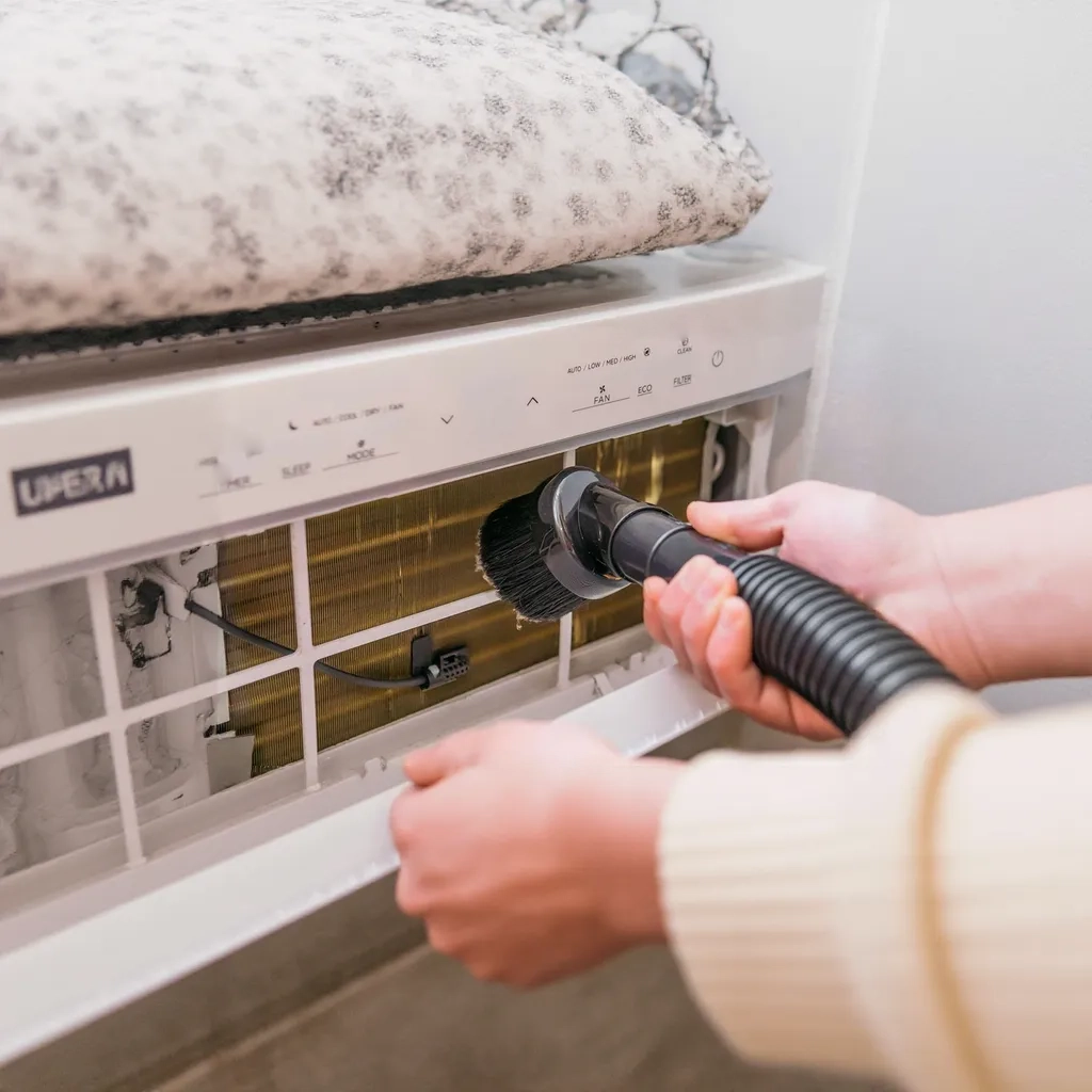 بررسی و تمیز کردن سیستم تخلیه آب کولر گازی